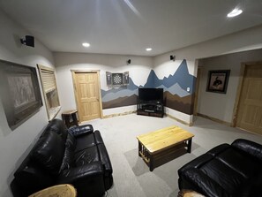 Smart TV, fireplace, DVD player - Experience the Magic of Wapiti Valley in Luxury. Stunning Views-East Yellowstone (Cody)