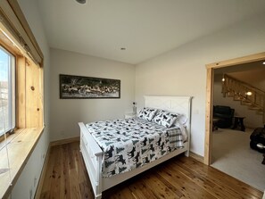 4 bedrooms, desk, iron/ironing board, WiFi