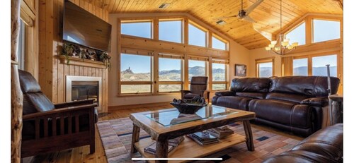 Experience the Magic of Wapiti Valley in Luxury. Stunning Views-East Yellowstone