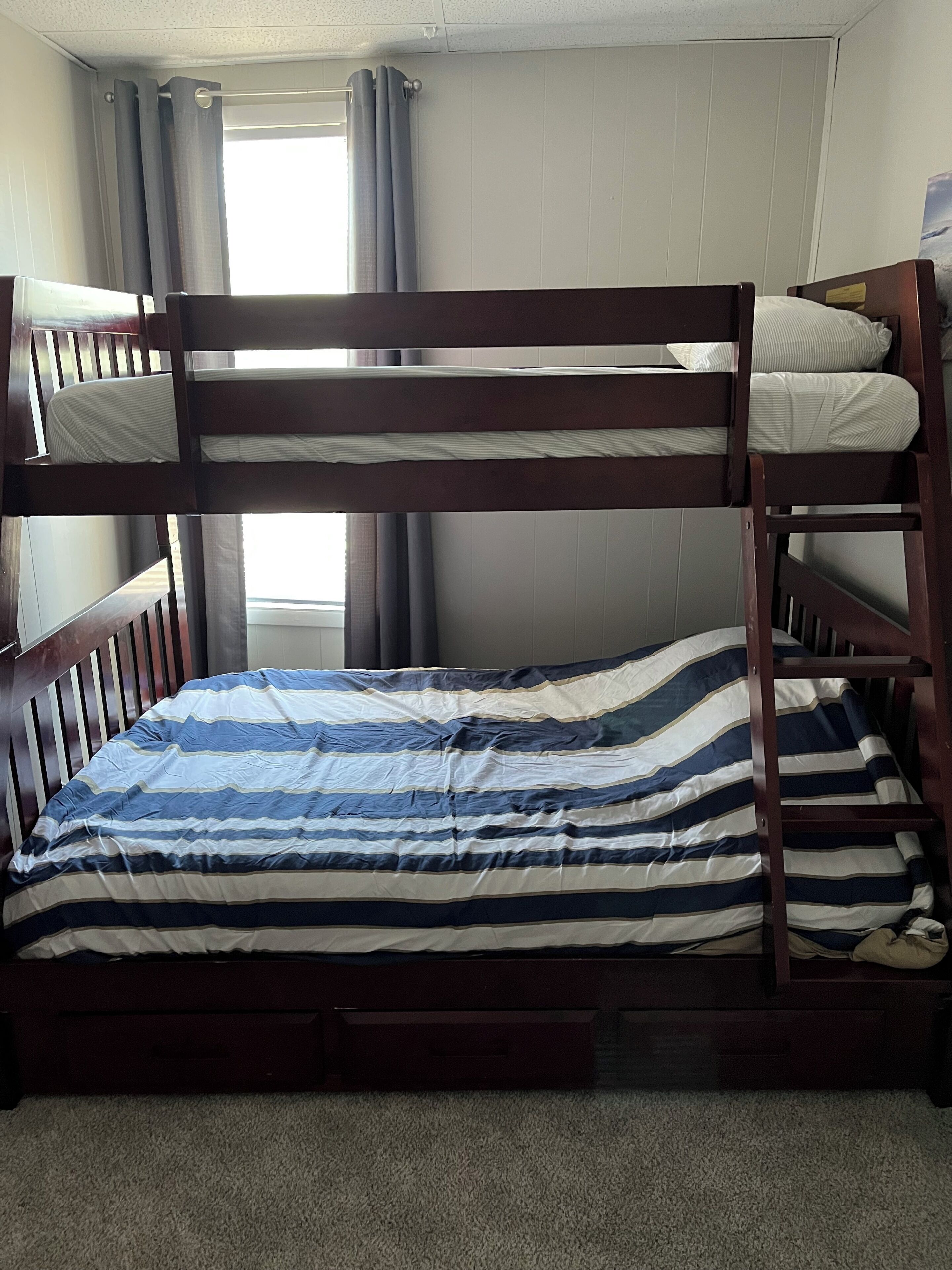 2 habitaciones, escritorio, tabla de planchar con plancha y wifi gratis 