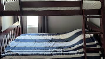 2 habitaciones, escritorio, tabla de planchar con plancha y wifi gratis