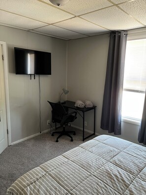 2 Schlafzimmer, Schreibtisch, Bügeleisen/Bügelbrett, Reisekinderbett