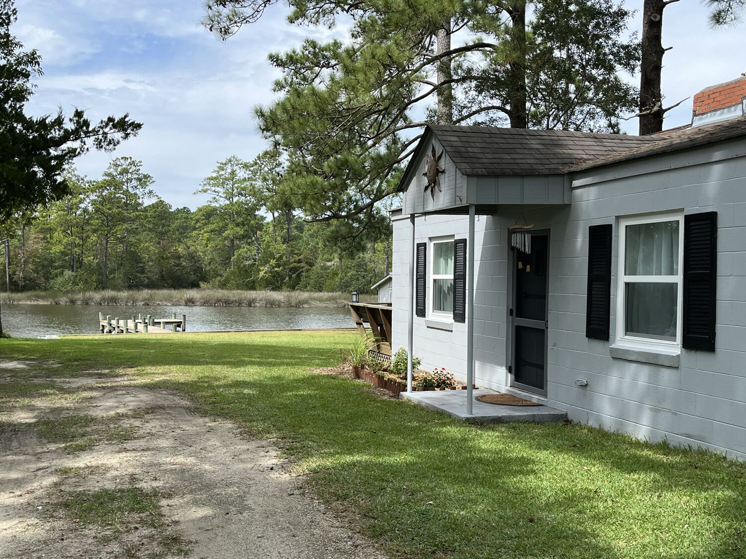 Two-bedroom/One bath Waterfront Cottage with Dock
