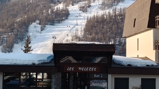 Un edificio llamado 'Les Melezes' con un cartel que indica 'Bat 2'.