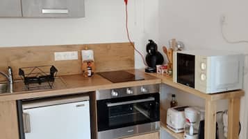 Kühlschrank, Mikrowelle, Ofen, Herdplatte