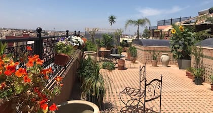 Spacieux Riad trÚs bien situé 400m2 de terrasse