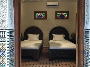 14 عدّة غرف نوم وسرير سفر وواي فاي مجانًا