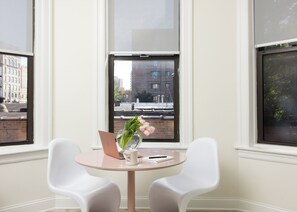 Egyptian cotton sheets, premium bedding, down duvets, memory-foam beds - The Neighborhood Hotel - Lincoln Park (Chicago)