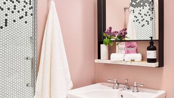 Suite | Bany | Dutxa, articles de tocador de disseny i assecador de cabells