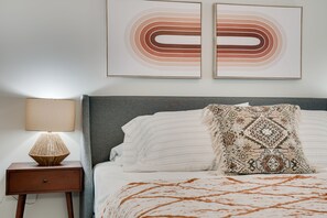 1 chambre, bureau, rideaux occultants, fer et planche à repasser