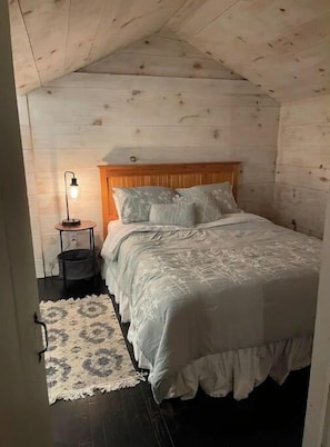 2 bedrooms, desk, WiFi, bed sheets