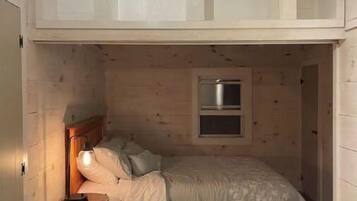 2 bedrooms, desk, WiFi, bed sheets