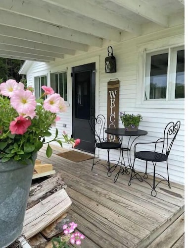 Vermont Country Cottage (Near Village)