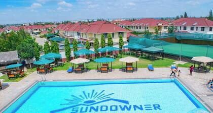 Cheerful 4-bedroom with a pool