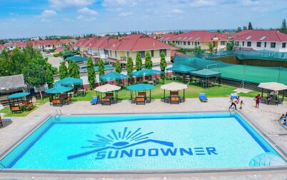 Cheerful 4-bedroom with a pool