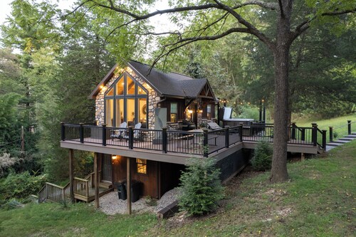 Pet-Friendly Delta Cabin w/ Private Hot Tub!