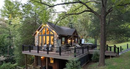 Pet-Friendly Delta Cabin w/ Private Hot Tub!