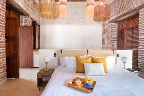 Desk, laptop workspace, blackout curtains, iron/ironing board - Hotel Voilá Getsemaní (Cartagena)