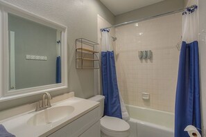 Combined shower/bathtub, hair dryer, towels