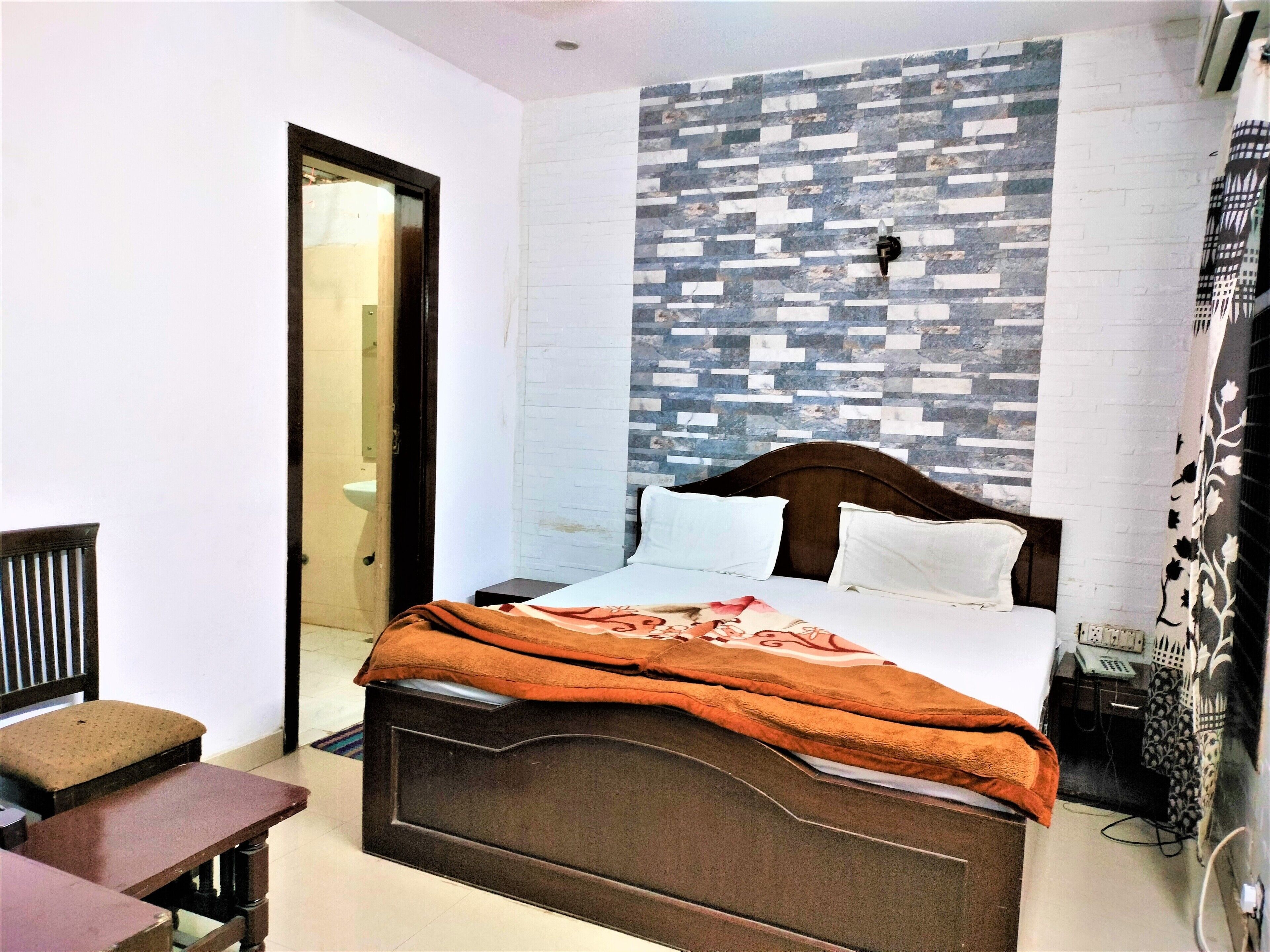 Egyptian cotton sheets, premium bedding, desk, free WiFi