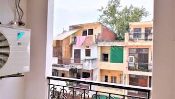 Egyptian cotton sheets, premium bedding, desk, free WiFi