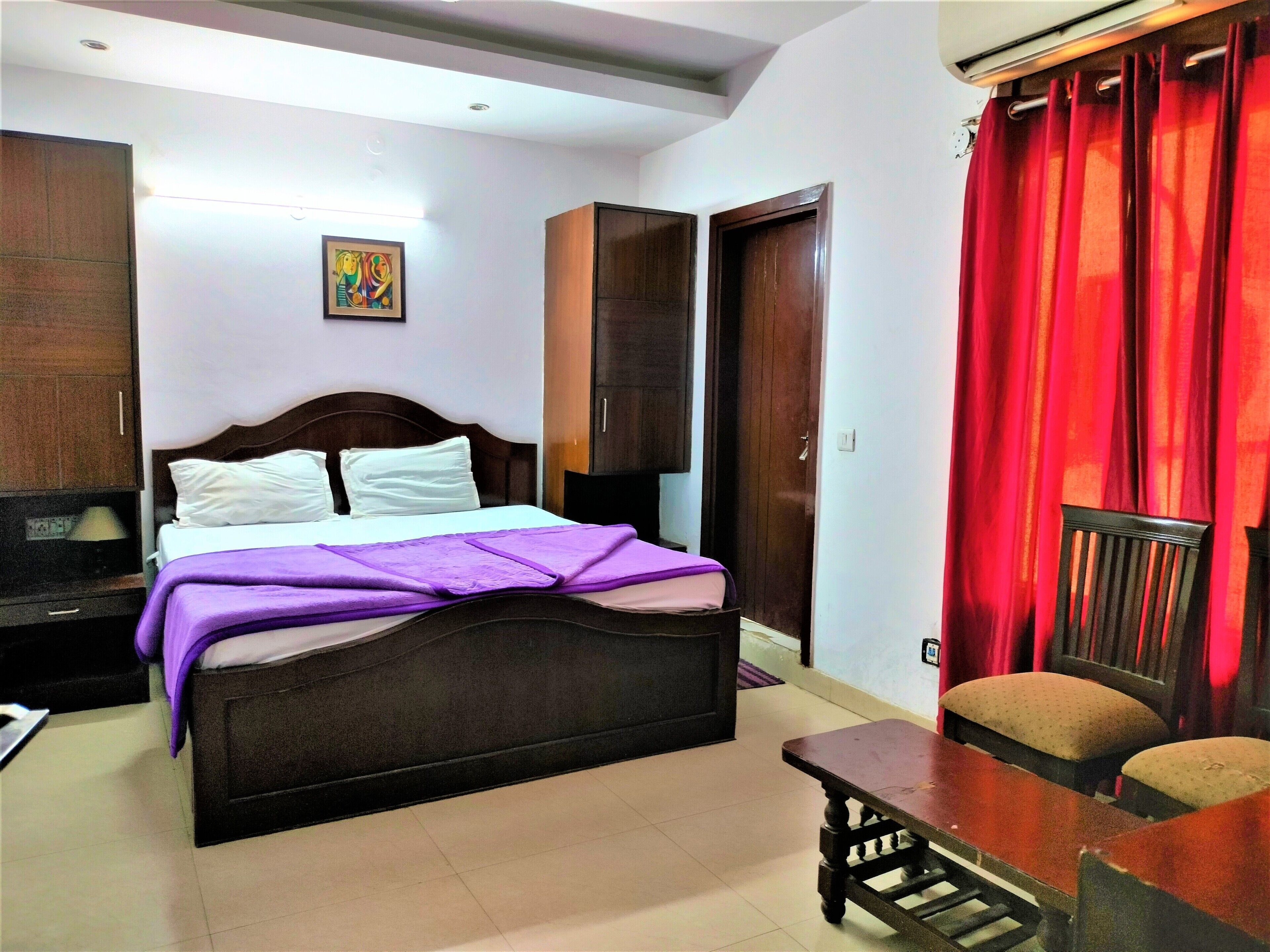 Egyptian cotton sheets, premium bedding, desk, free WiFi
