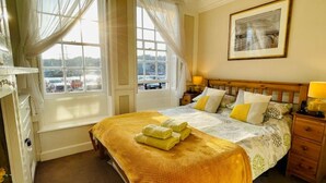 Unclassified image, 3 of 33, button - Harbourside Apartment **Views of the Harbour** (Whitby)