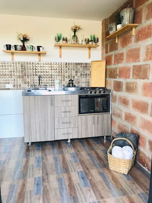 Mikrowelle, Ofen, Wasserkocher, Kaffeemühle