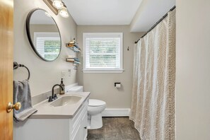 Ducha y bañera combinadas, secador de pelo, toallas y jabón
