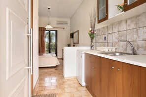 1 bedroom, bed sheets - Studio Apartment 'Eleni's Garden Studio 2' with Pool, Private Balcony & A/C (Alikanas)