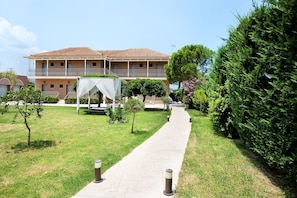 Exterior - Studio Apartment 'Eleni's Garden Studio 2' with Pool, Private Balcony & A/C (Alikanas)