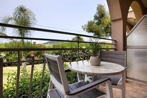 Outdoor dining - Studio Apartment 'Eleni's Garden Studio 2' with Pool, Private Balcony & A/C (Alikanas)
