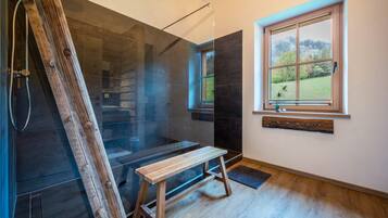 Doccia, asciugacapelli, asciugamani