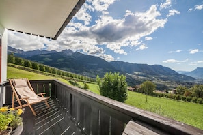 Property grounds - Apartment Belvedere with Mountain View, Shared Pool & Wi-Fi (Caines)