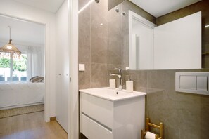 Badewanne, Haartrockner, Handtücher