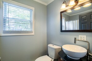 Secador de cabelo, toalhas de banho