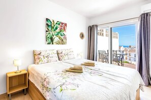 2 bedrooms, iron/ironing board, free WiFi, bed sheets - Holiday Apartment 'Torreblanca Deluxe Holiday Home' with Sea View, Shared Pool & Wi-Fi (Fuengirola)