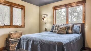 5 bedrooms, WiFi (free), bed sheets
