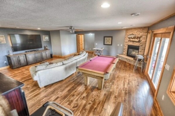 Smart TV, fireplace