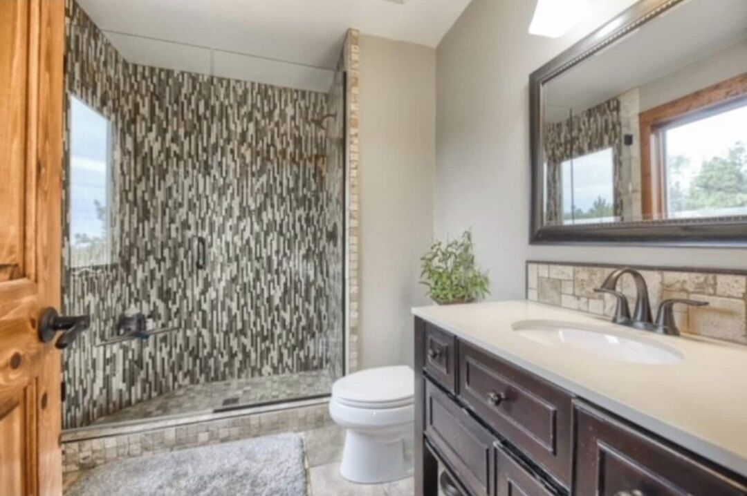 Combined shower/tub, towels, soap, shampoo