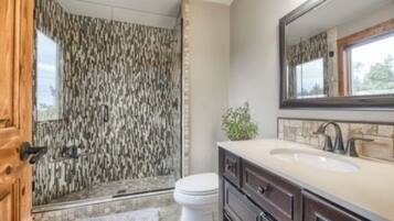 Combined shower/tub, towels, soap, shampoo