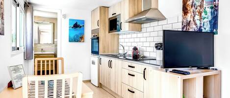 Kühlschrank, Mikrowelle, Ofen, Herdplatte