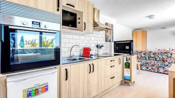 Frigorífico, microondas, horno y placa de cocina