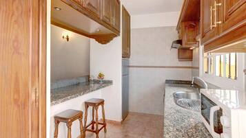 Een koelkast, een magnetron, een oven, een kookplaat