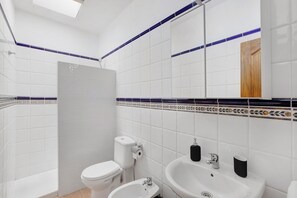 Regadera, secadora de cabello, toallas 