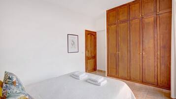 2 slaapkamers, een strijkplank/strijkijzer, gratis wifi, beddengoed