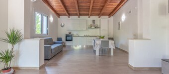 Villa Lorenzo with Private Garden, Whirlpool & Wi-Fi