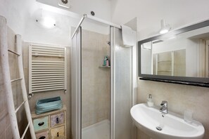 Dusche, Haartrockner, Handtücher