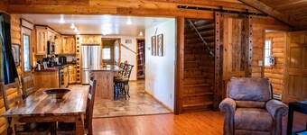 Romantic Cabin: Secluded Woods, Hot Tub, and Privacy in the Driftless Region.