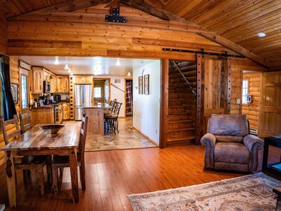 Romantic Cabin: Secluded Woods, Hot Tub, and Privacy in the Driftless Region.